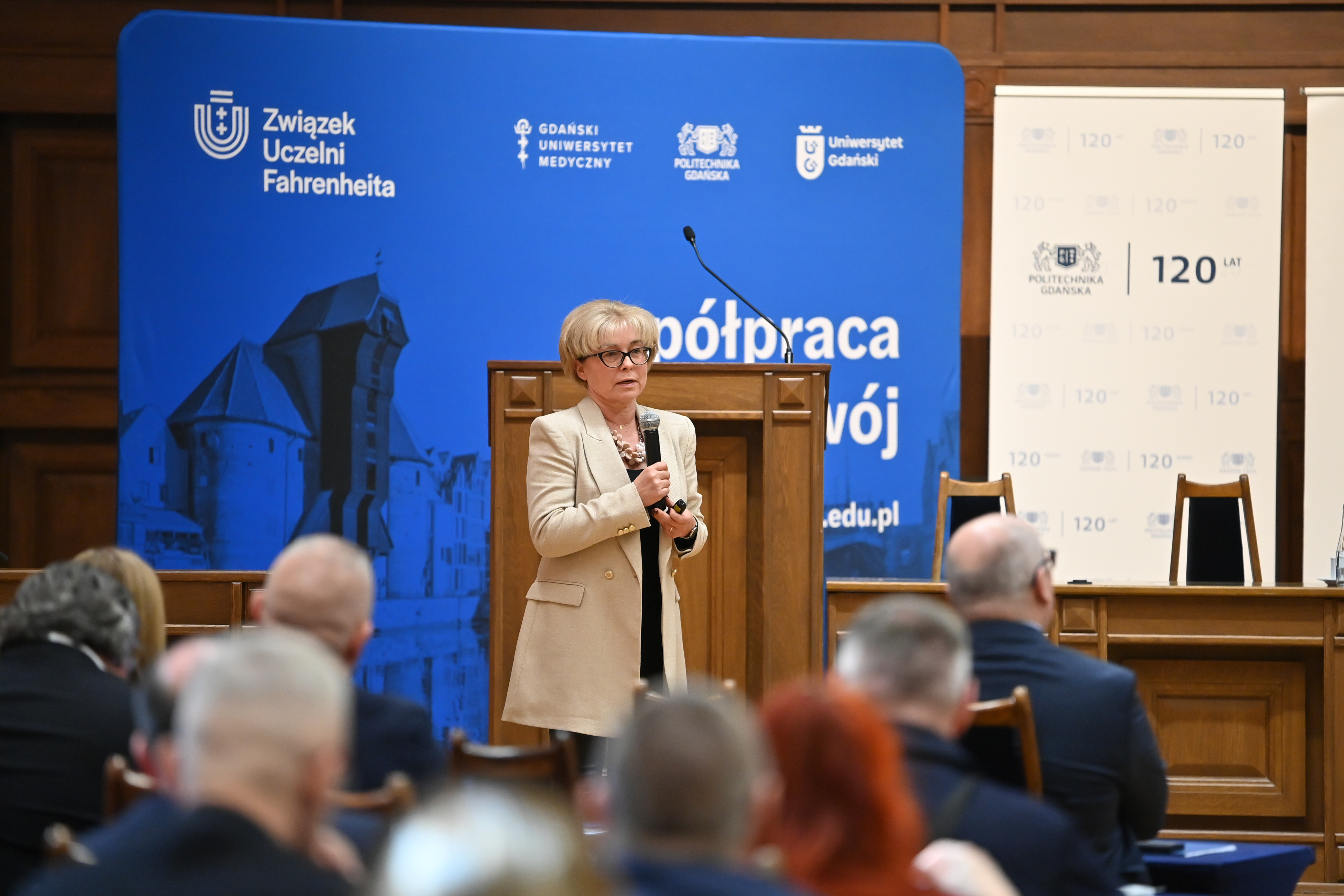 prof. Ewa Klugmann-Radziemska z PG  podczas wystąpienia na Konwencie Gospodarczym FarU 11.04.2024