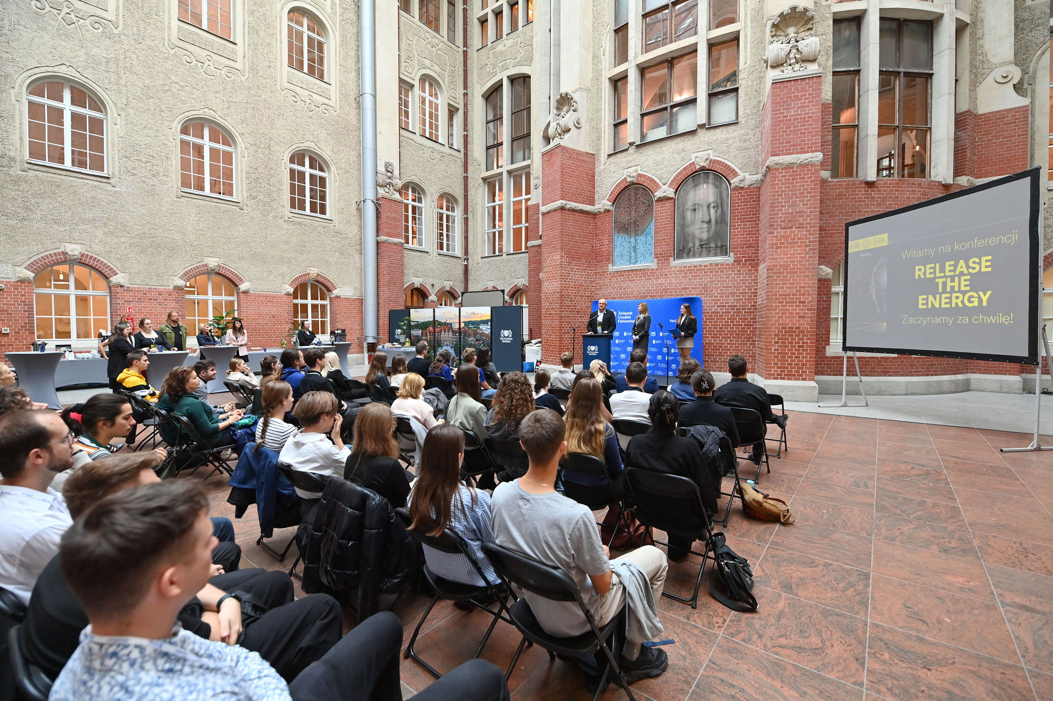 zdjęcie gości i trwającego panelu podczas konferencji Release the Energy 22.10.2024