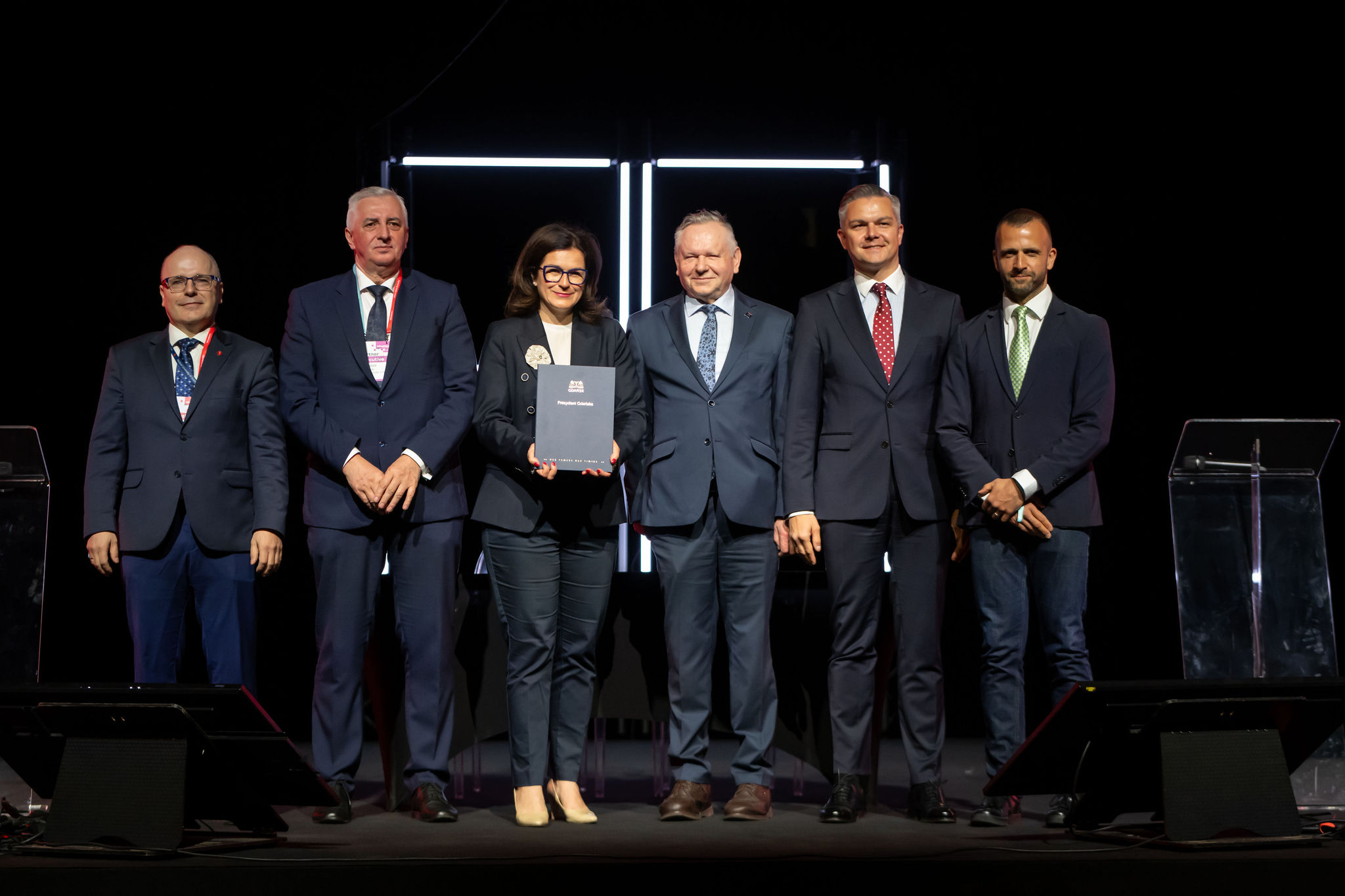 Zdjęcie sygnatariuszy podpisujących list intencyjny podczas konferencji Infoshare 2026