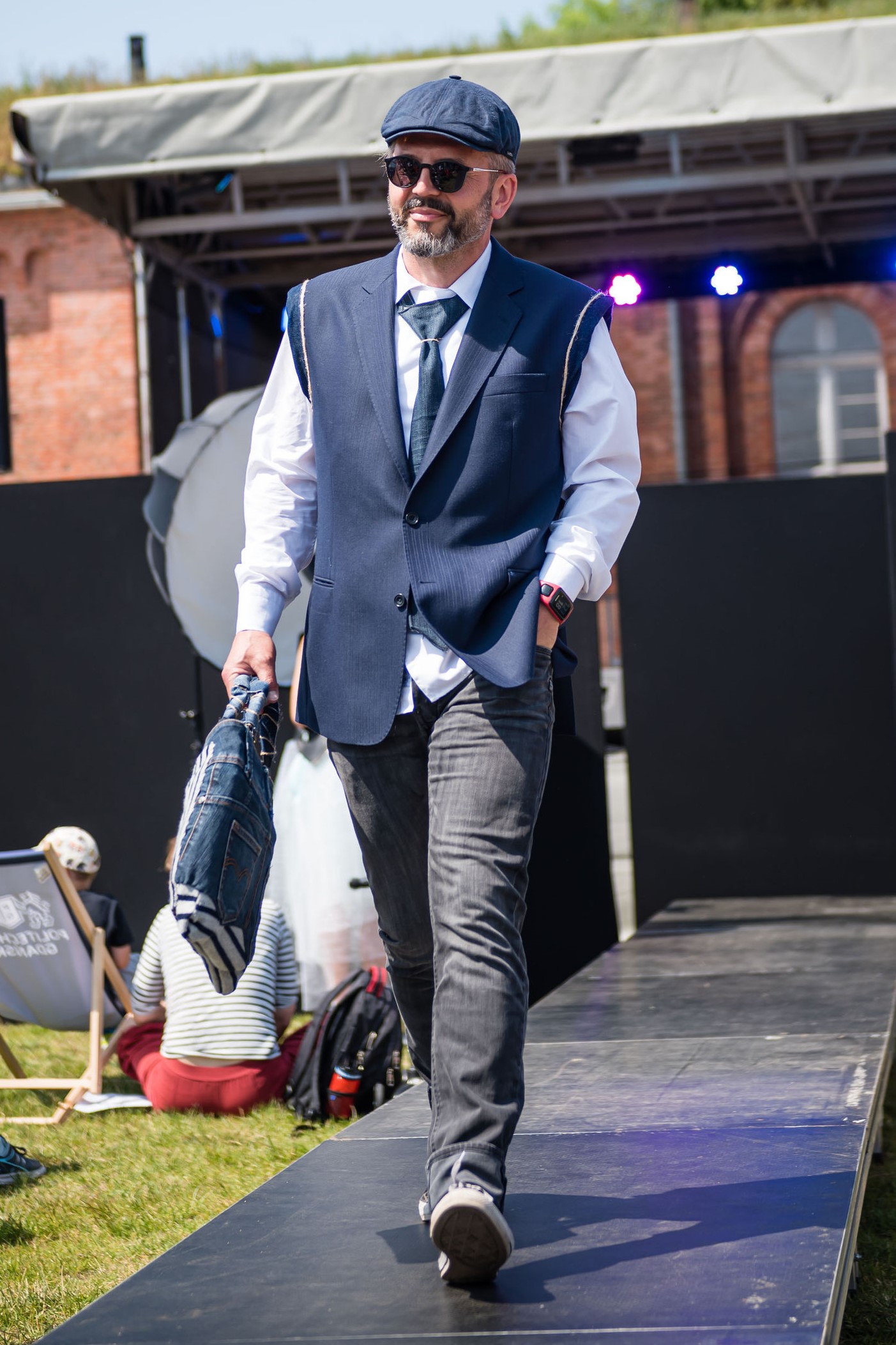 Paweł Golak dyrektor Hevelianum biorący udział w pokazie mody zero waste