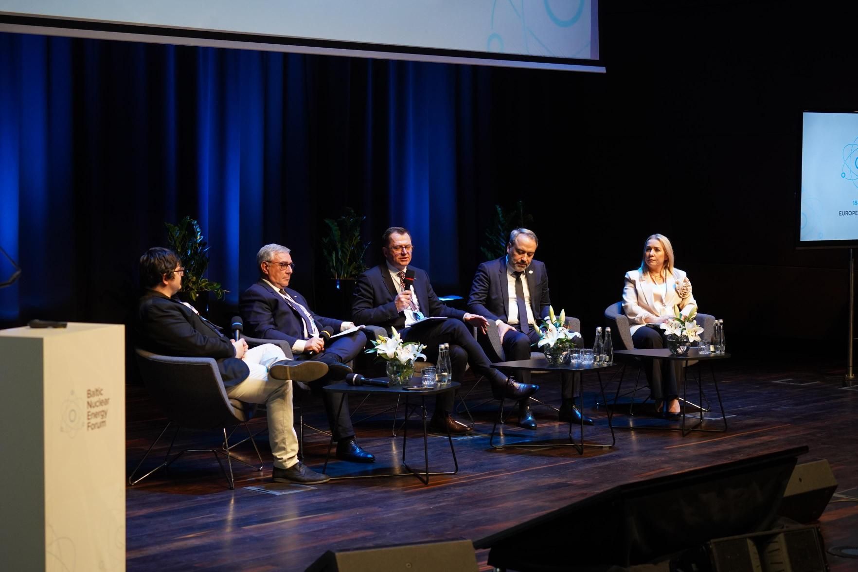 zdjęcie panelu dyskusyjnego podczas Baltic Nuclear Energy Forum