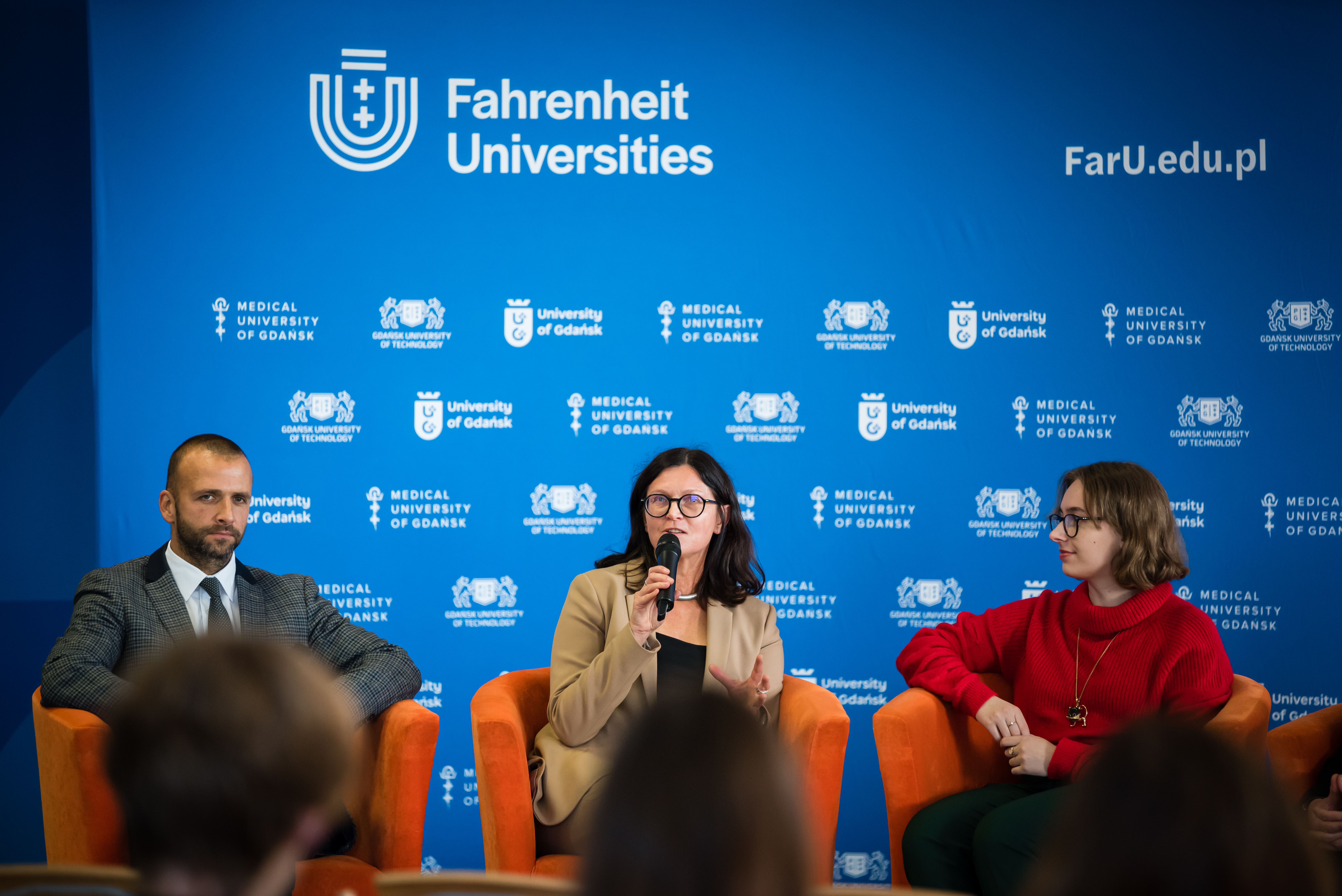 Zdjęcie z debaty z udziałem prof. Adriany Zaleskiej-Medynskiej. Na zdjęciu oprócz dyrektorki FarU także prof. P. Antonowicz i M. Muchewicz 