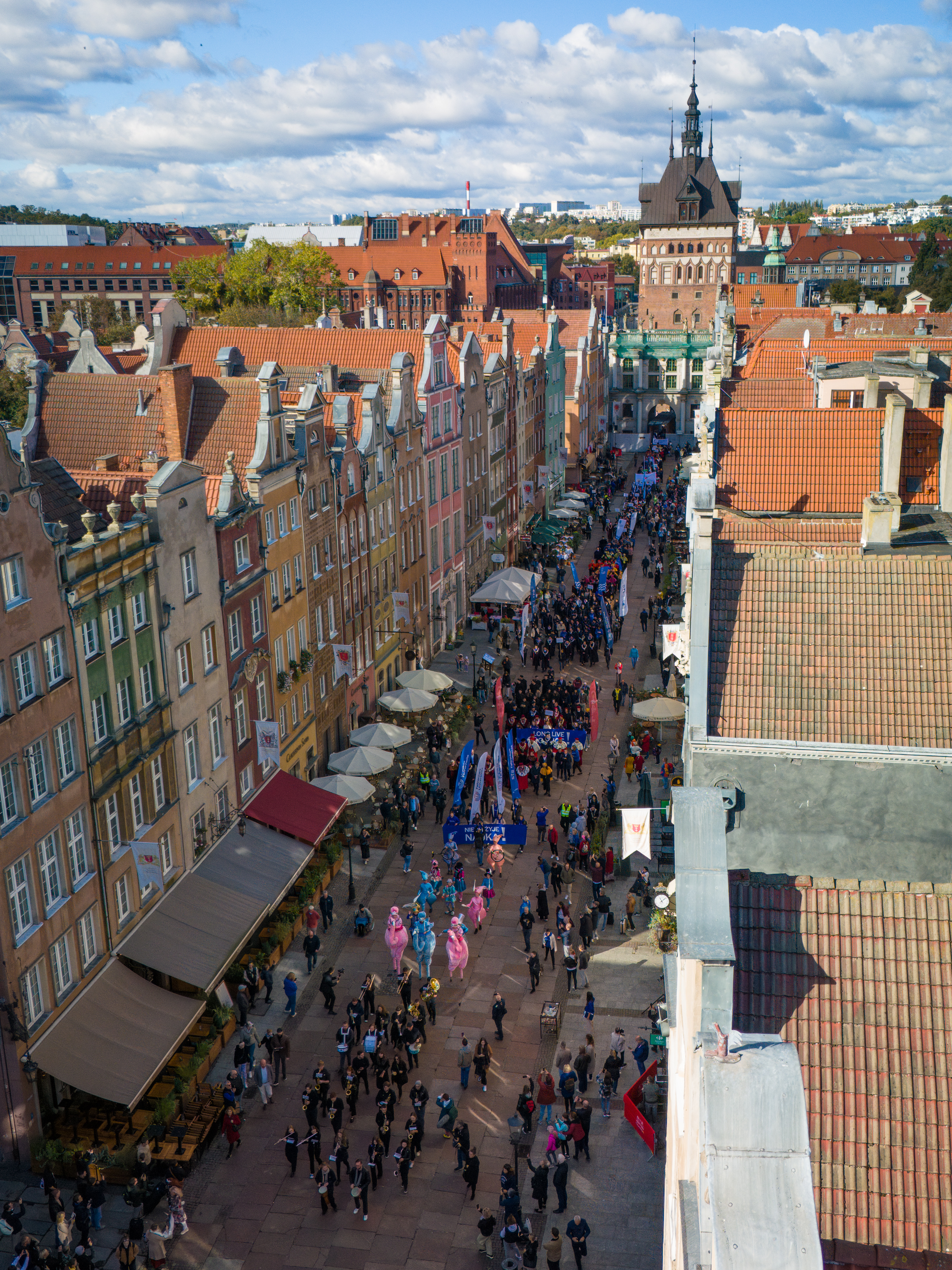 Tłum idący ul. Długą w paradzie uczelni z okazji otwarcia roku akademickiego 2024/2025