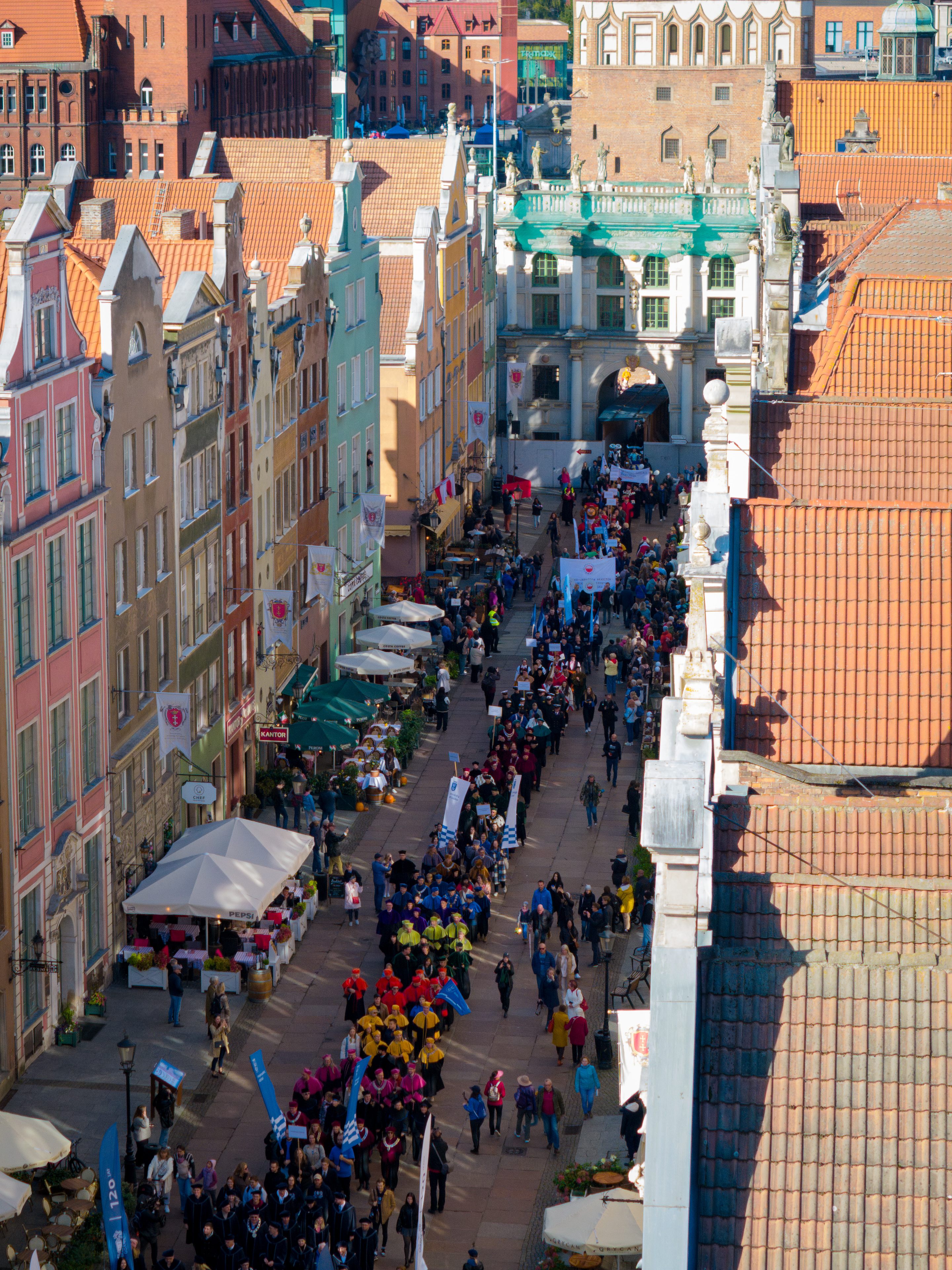 Tłum idący ul. Długą w paradzie uczelni z okazji otwarcia roku akademickiego 2024/2025