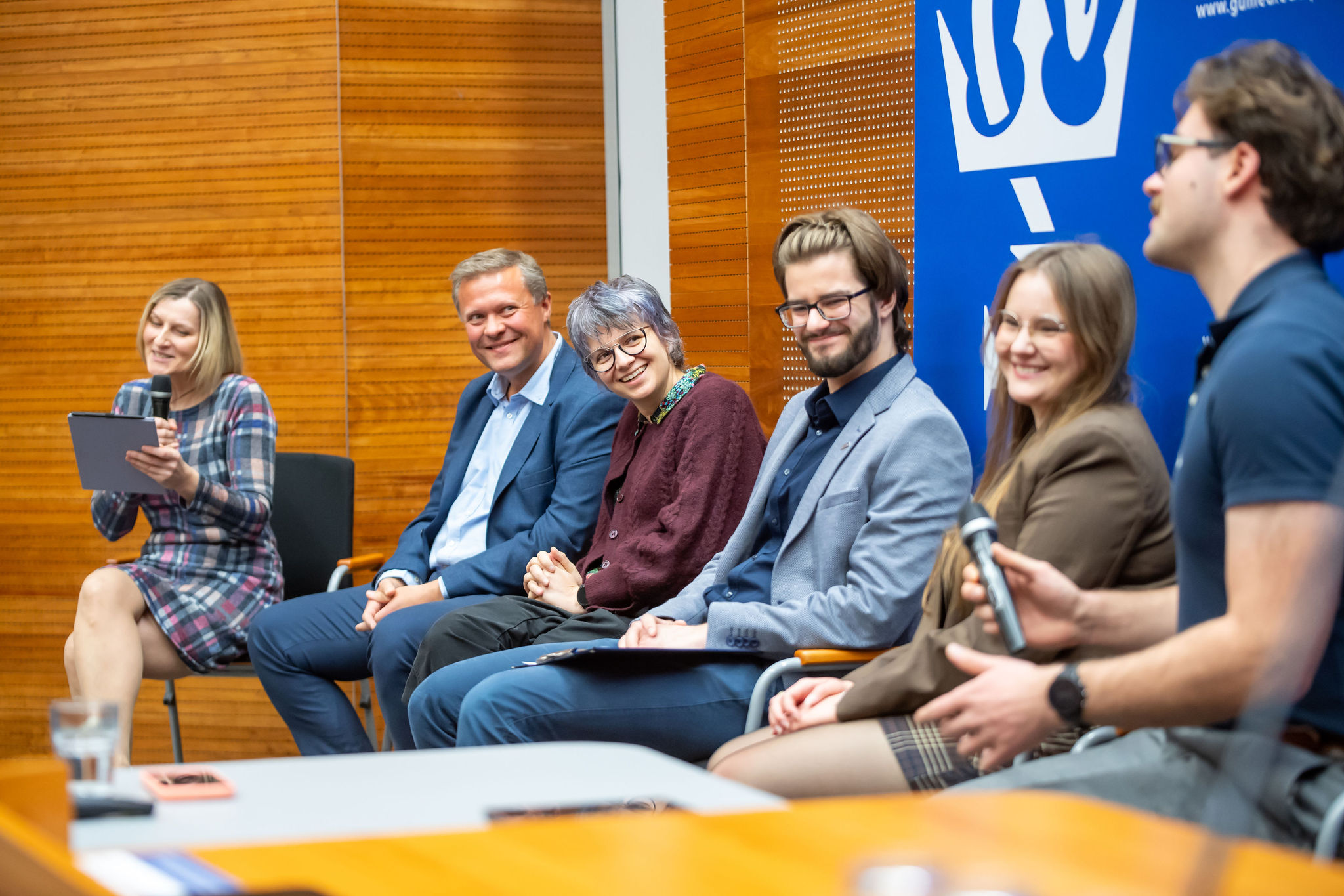 Dr hab. Joanna Mytnik, prof. uczelni, Dyrektor Centrum Nowoczesnej Edukacji Politechniki Gdańskiej, w wystąpieniu „Epistemiczna zmiana paradygmatu. Dlaczego jesteś taka spokojna Akademio?” poruszyła temat wpływu sztucznej inteligencji na edukację. Zwróciła uwagę na epistemiczne wyzwania związane z wdrażaniem AI w procesie nauczania, wskazując na konieczność adaptacji systemu edukacji do dynamicznych zmian technologicznych. Wyjaśniła, jak nastąpiła zmiana paradygmatu z utrudnionego dostępu do wiedzy i uczelni jako autorytetu na łatwy dostęp, mniejsze zaufanie i zmieniający się sposób rozumienia. Prelegentka wskazała narastające problemy w wykorzystaniu sztucznej inteligencji na uczelniach, jej zagrożeń i obaw studentów oraz przytoczyła wyniki badań naukowych na ten temat. 
