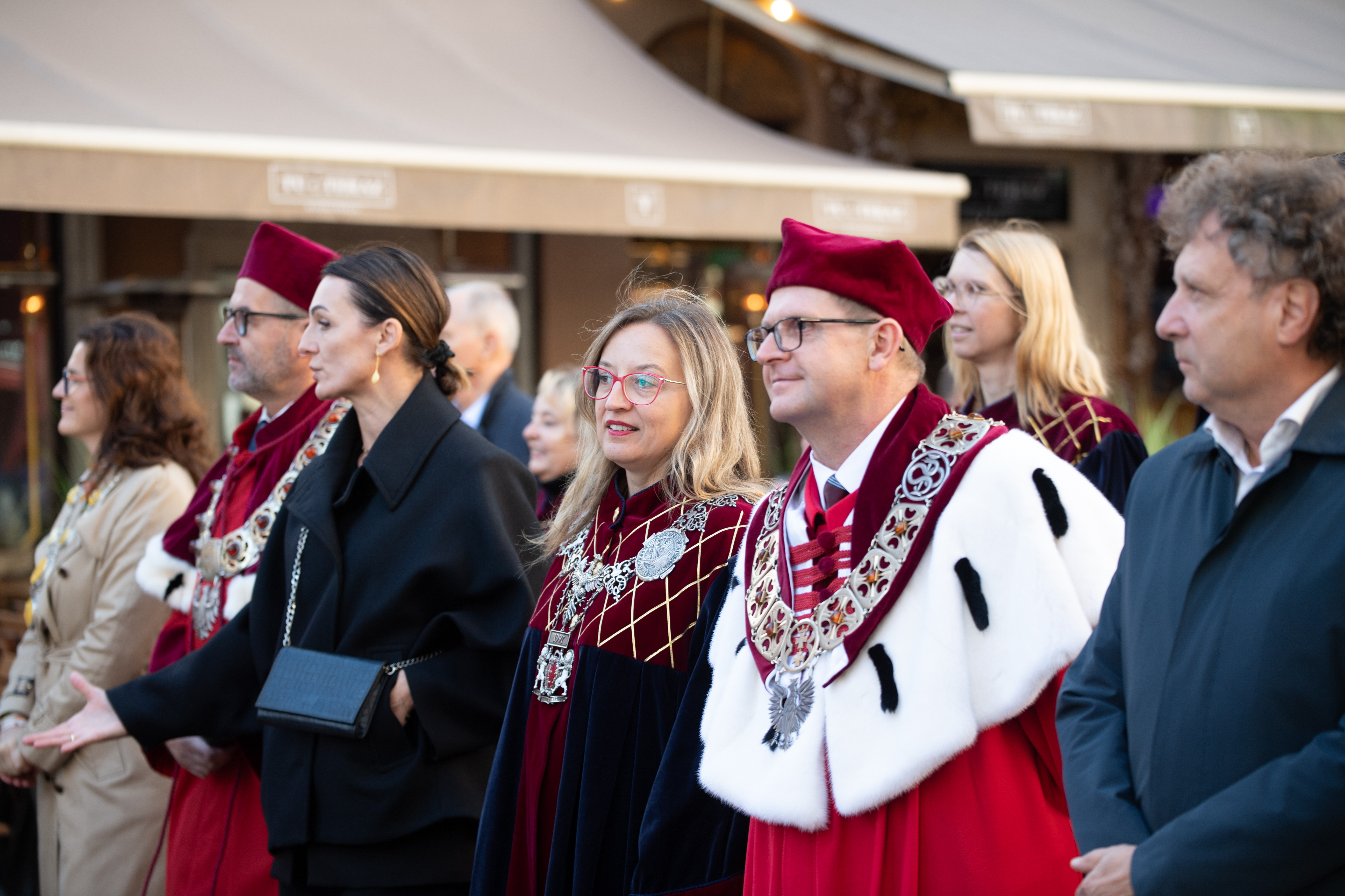 Tłum idący ul. Długą w paradzie uczelni z okazji otwarcia roku akademickiego 2024/2025